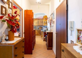 Hall / corridoio - Three-room apartment Via Roma
 
30, Soragna - photo 2