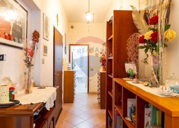 Hall / corridoio - Three-room apartment Via Roma
 
30, Soragna - photo 16