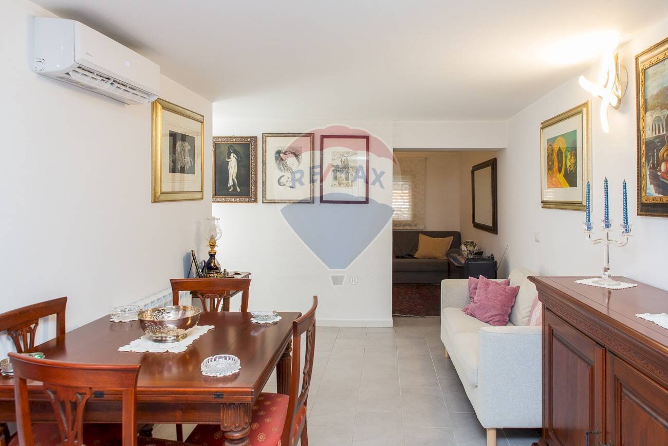 Sala da pranzo - Trilocale via michele grassi barbagallo
 
24D, Giarre - foto 2