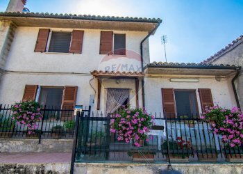 Casa all\'aperto - Casa semi indipendente Frazione San Giovanni
 
9, Fabriano - foto 1