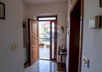 Hall / corridoio - Casa semi indipendente Frazione San Giovanni
 
9, Fabriano - foto 4