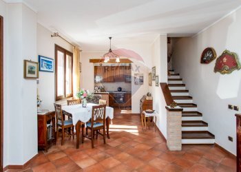 Sala da pranzo - Casa semi indipendente via contardo ferrini
 
75, Broni - foto 6