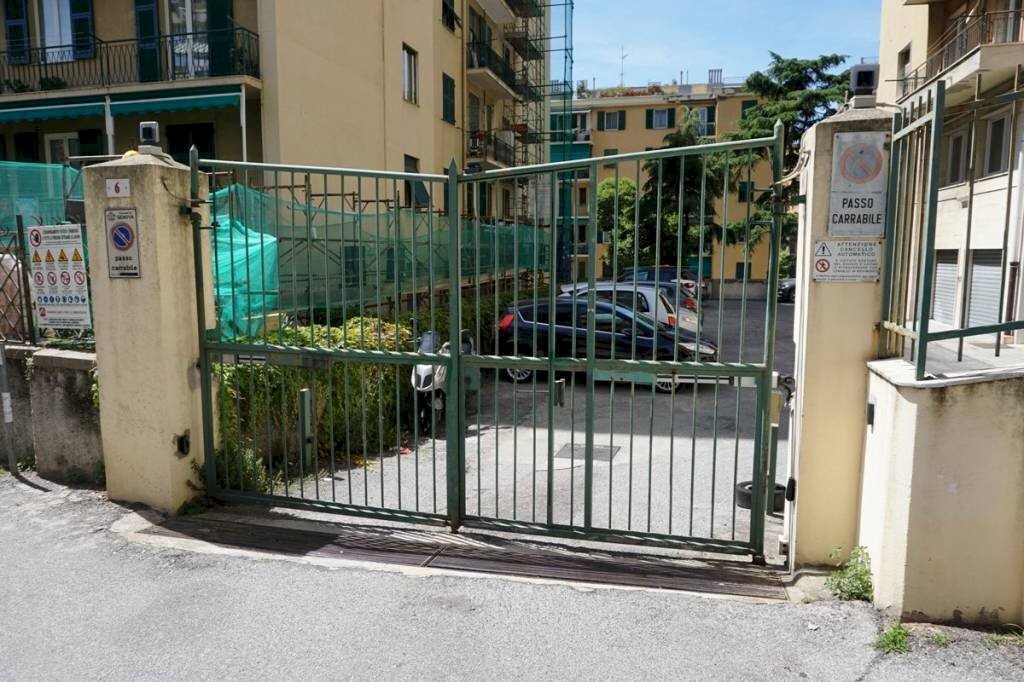Posto macchina - Trilocale salita San Barborino, 6, Genova (zona Sampierdarena) - foto 2