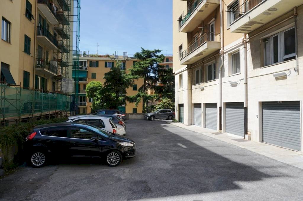 Posto macchina - Trilocale salita San Barborino, 6, Genova (zona Sampierdarena) - foto 3