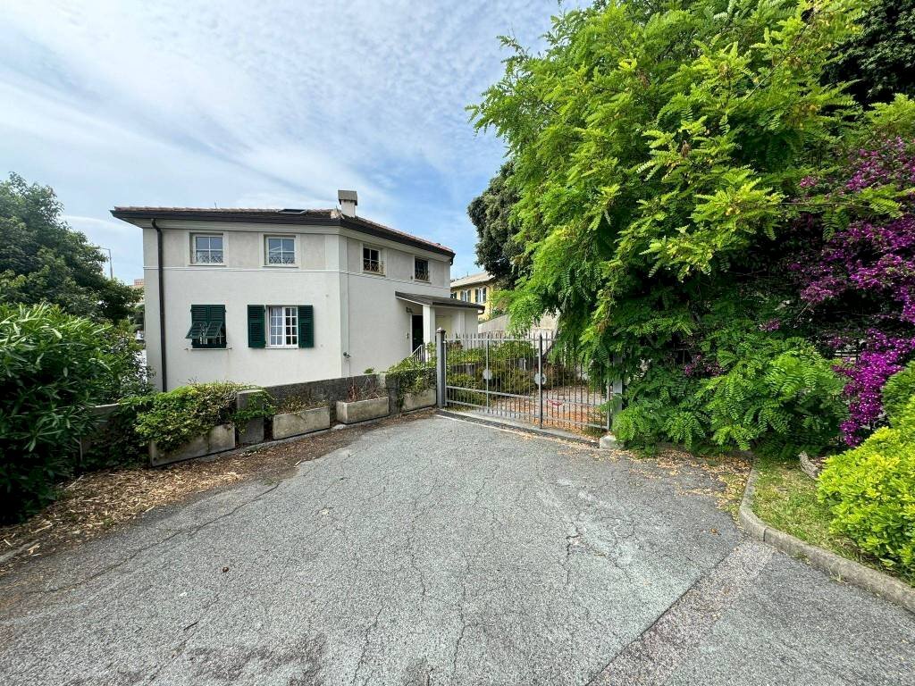 Cortile interno - Warehouse via 5 Maggio, 77, Genova (neighborhood Quarto) - photo 2