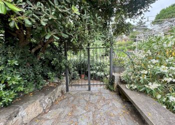 Giardino - Magazzino via 5 Maggio, 77, Genova (zona Quarto) - foto 13