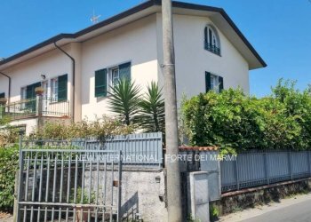 Facciata - Villa via Fossone, Massa - foto 2