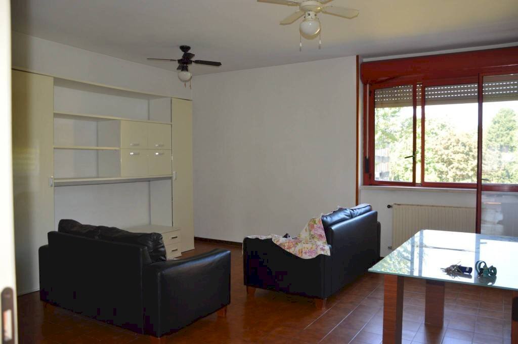 Salone - Trilocale via Giuseppe Di Vittorio, 71, Vergiate - foto 2