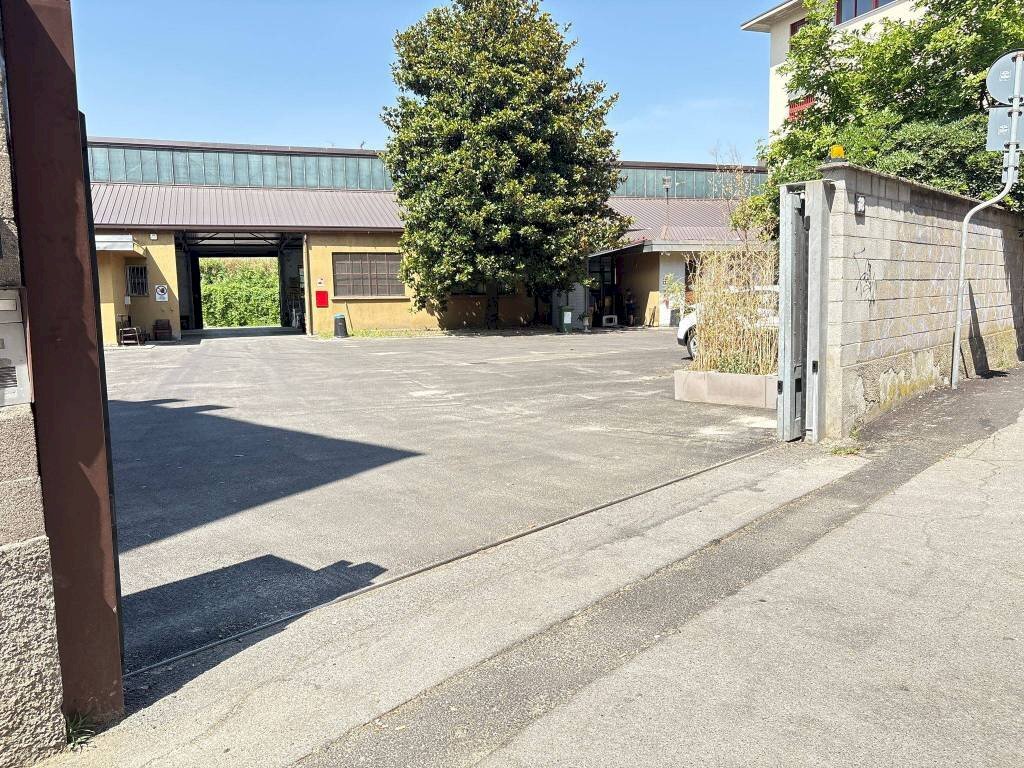 Cortile interno - Capannone via Enrico Cosenz, 18, Milano - foto 1