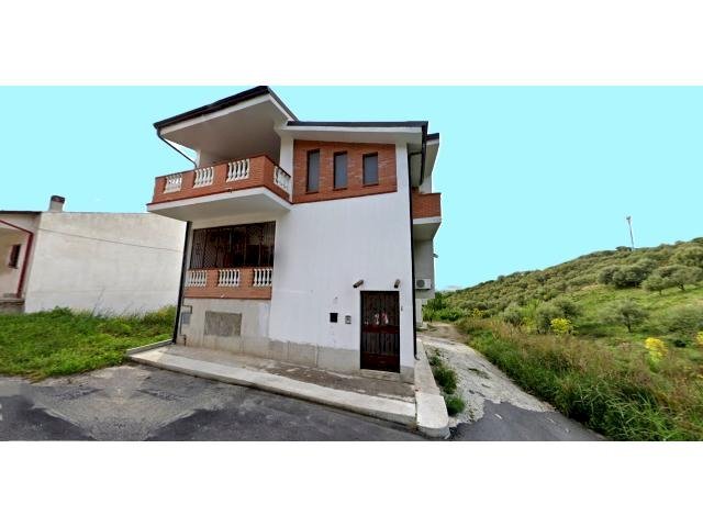 Casa semi indipendente Rocca di Neto - foto 1