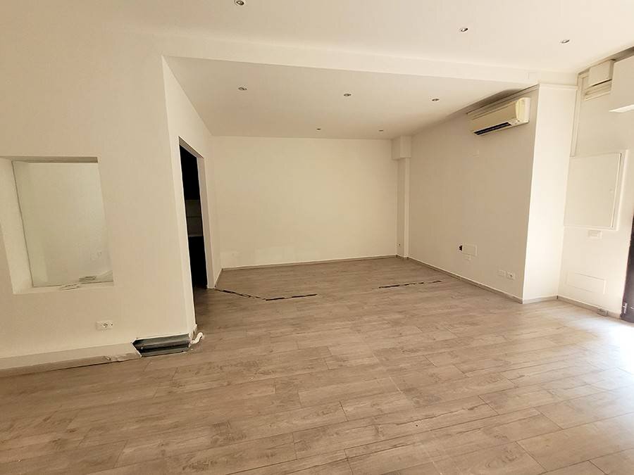 Stanza non arredata - Negozio via Ferrarese, 160, Bologna (zona Corticella) - foto 1