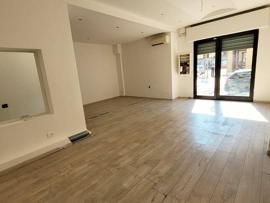 Interno non residenziale - Negozio via Ferrarese, 160, Bologna (zona Corticella) - foto 2