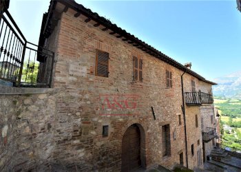 Foto 2 - Quadrilocale via Varano
 
1, Montefortino - foto 2