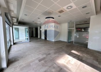 Ricezione / Lobby - Commercial Premises Solbiate Arno - photo 19