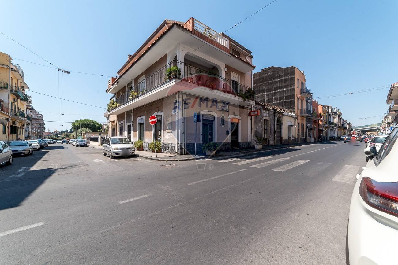 Edificio all\'aperto - Locale Commerciale Via Palermo
 
191, Catania - foto 1