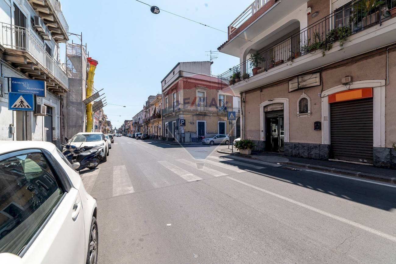 Edificio all\'aperto - Locale Commerciale Via Palermo
 
191, Catania - foto 3