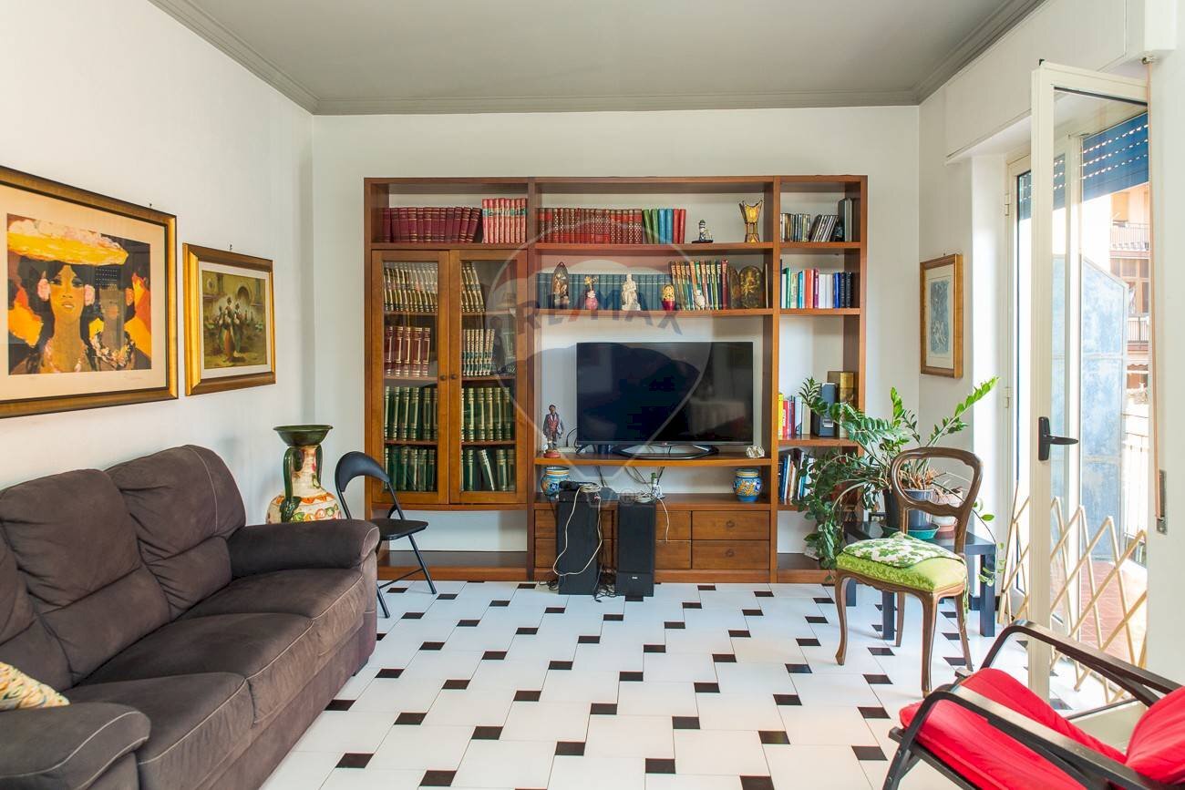 Soggiorno - Four-room apartment Via Medina
 
4, Catania - photo 3