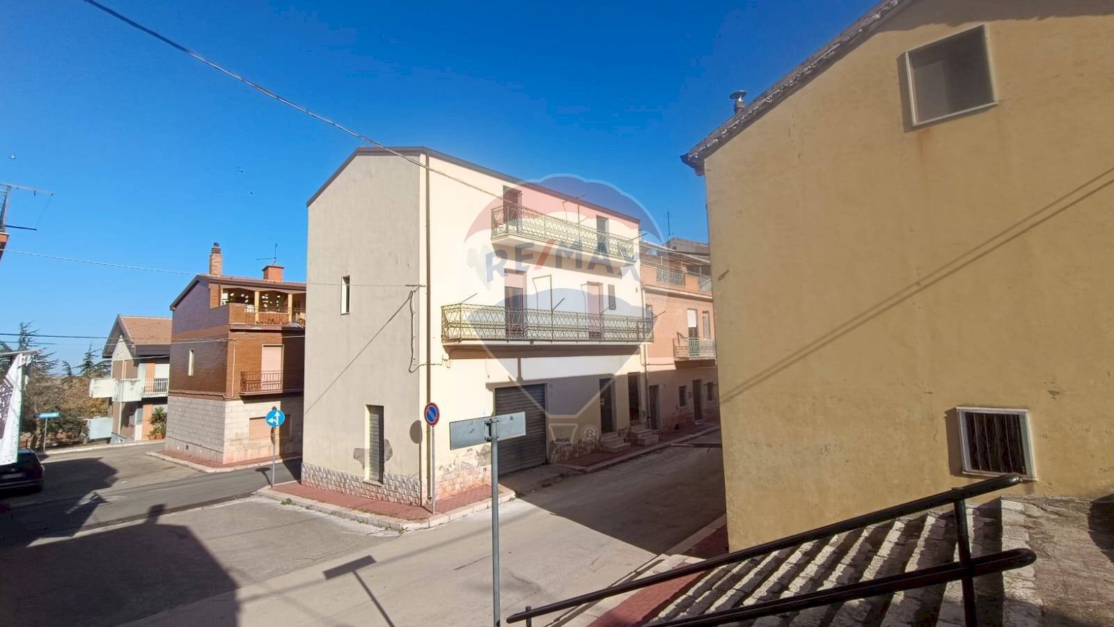 Edificio all\'aperto - Independent house Via Inverse
43/44/45, Castelluccio dei Sauri - photo 3