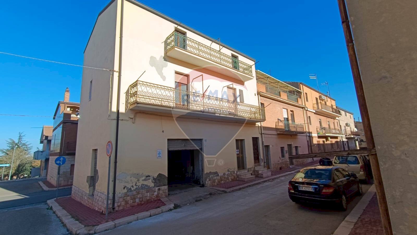 Edificio all\'aperto - Independent house Via Inverse
43/44/45, Castelluccio dei Sauri - photo 2
