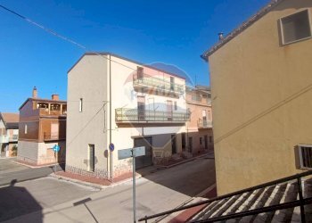 Edificio all\'aperto - Casa indipendente Via Inverse
 
43/44/45, Castelluccio dei Sauri - foto 3