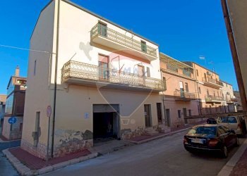 Edificio all\'aperto - Casa indipendente Via Inverse
 
43/44/45, Castelluccio dei Sauri - foto 2