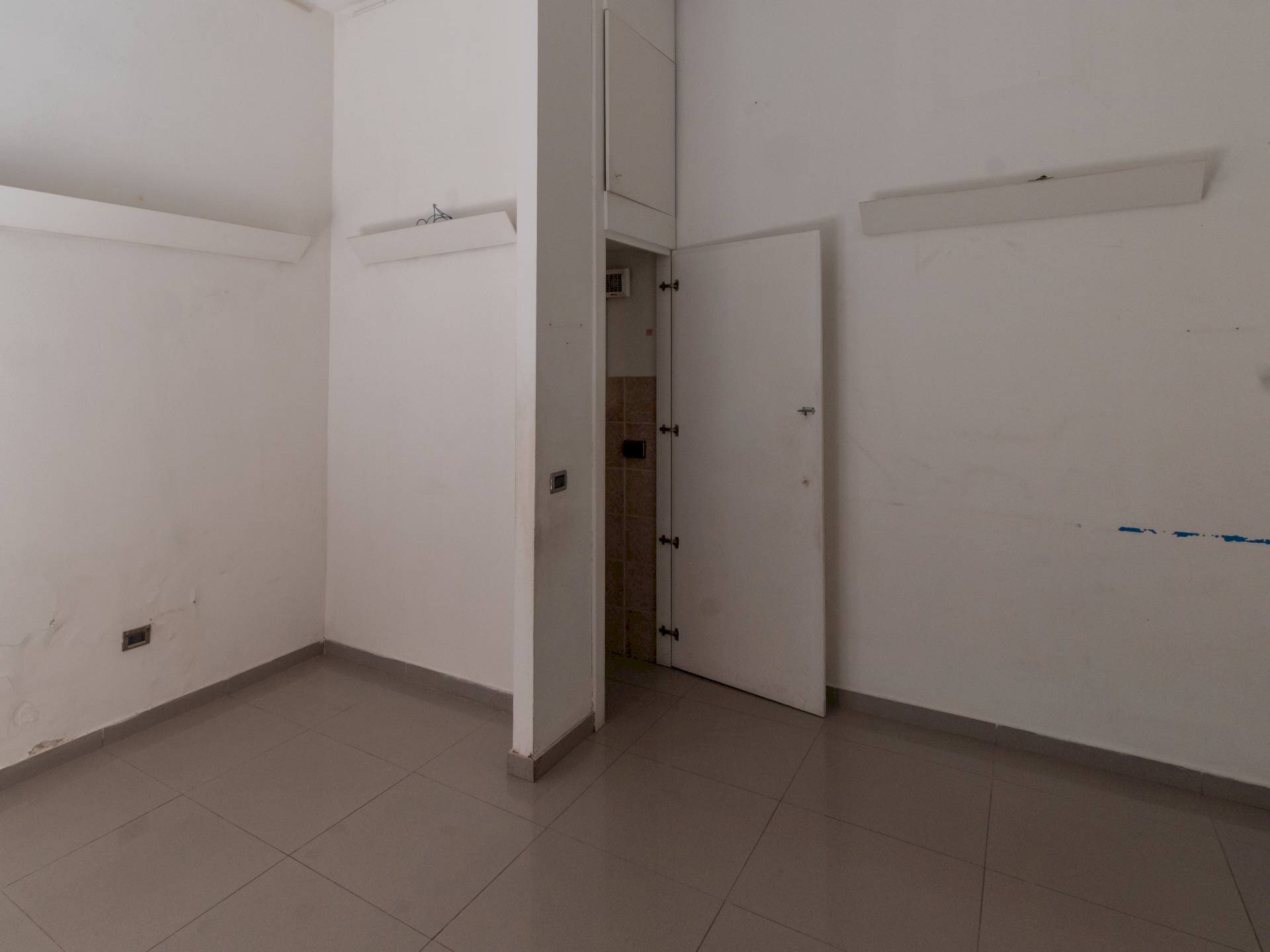 Stanza vuota - Negozio Via gioacchino Di Marzo
 
53, Palermo - foto 3