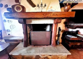 dettaglio camino - Casa semi indipendente via Lucchesi, Camaiore - foto 4