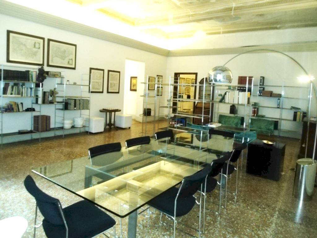 Salone - Trilocale via Santo Stefano, Bologna (zona Centro Storico) - foto 1