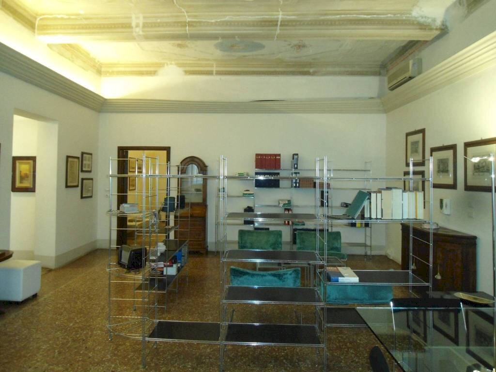 Interno non residenziale - Trilocale via Santo Stefano, Bologna (zona Centro Storico) - foto 2