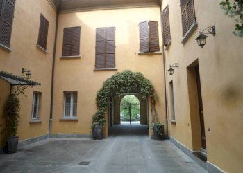Cortile interno - Trilocale via Santo Stefano, Bologna (zona Centro Storico) - foto 44