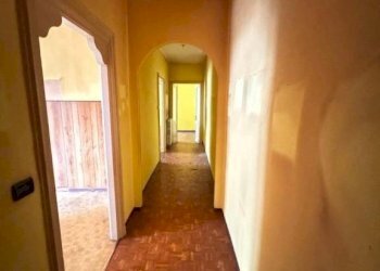 Corridoio - Trilocale via Alessandro Ferraris di Celle, 5, Cuneo (zona Centro) - foto 7