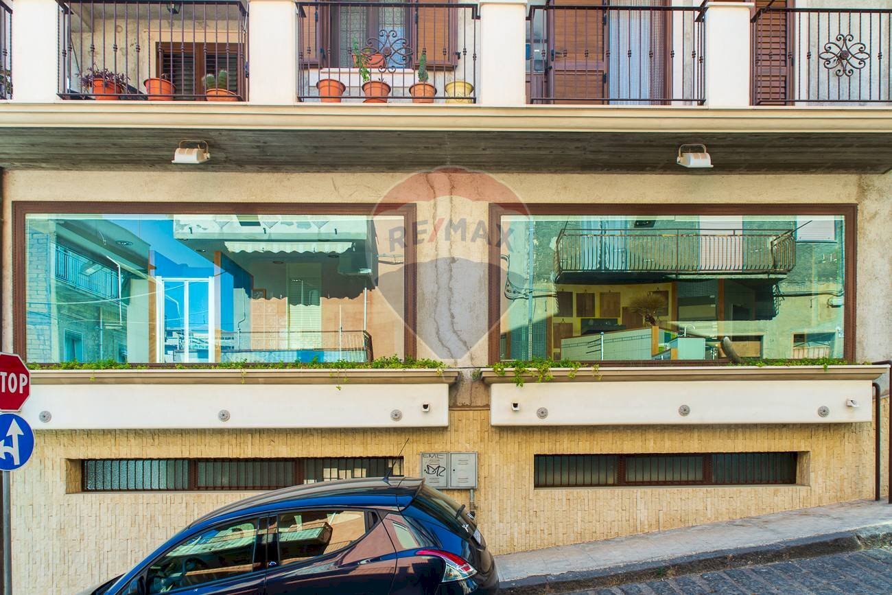 Edificio all\'aperto - Locale Commerciale Via Santissimo Crocifisso
 
33, Ramacca - foto 1