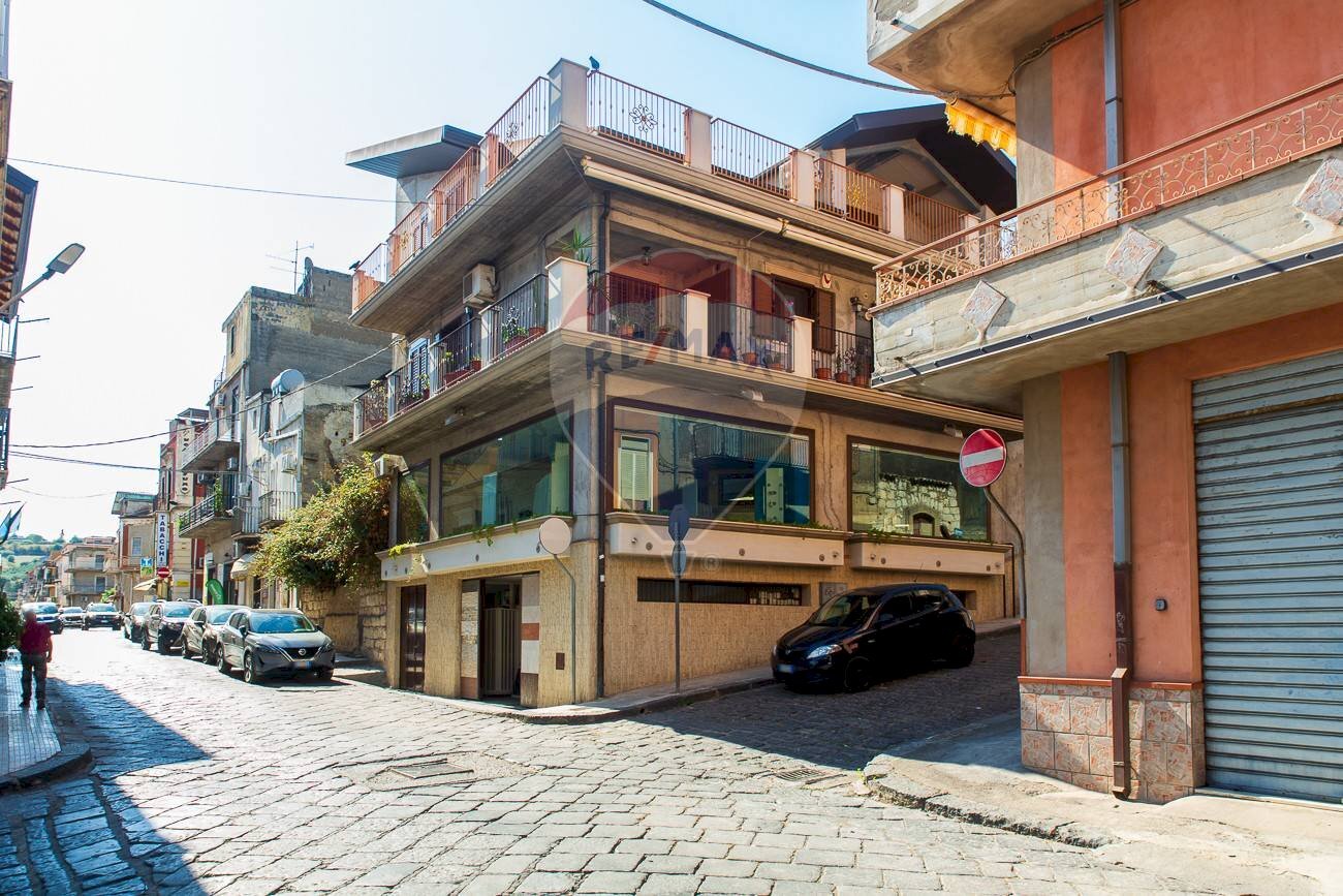 Edificio all\'aperto - Locale Commerciale Via Santissimo Crocifisso
33, Ramacca - foto 2