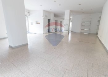 Stanza vuota - Locale Commerciale Via Cadore
 
10, Desio - foto 9