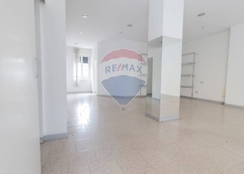 Stanza vuota - Locale Commerciale Via Cadore
 
10, Desio - foto 11