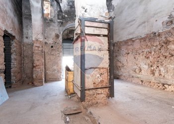 Scale - Locale Commerciale Piazza Duca di Genova
 
11-12, Catania - foto 29