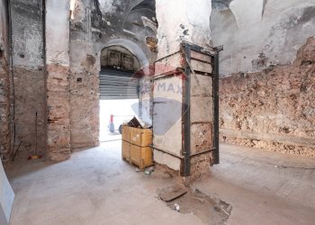 Scale - Locale Commerciale Piazza Duca di Genova
 
11-12, Catania - foto 31