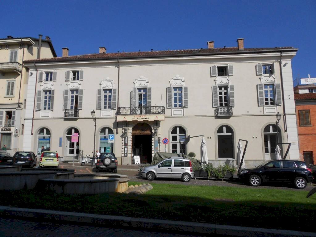 Facciata - Trilocale piazza Cavour, 3, Chieri - foto 1