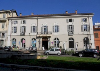 Facciata - Trilocale piazza Cavour, 3, Chieri - foto 1