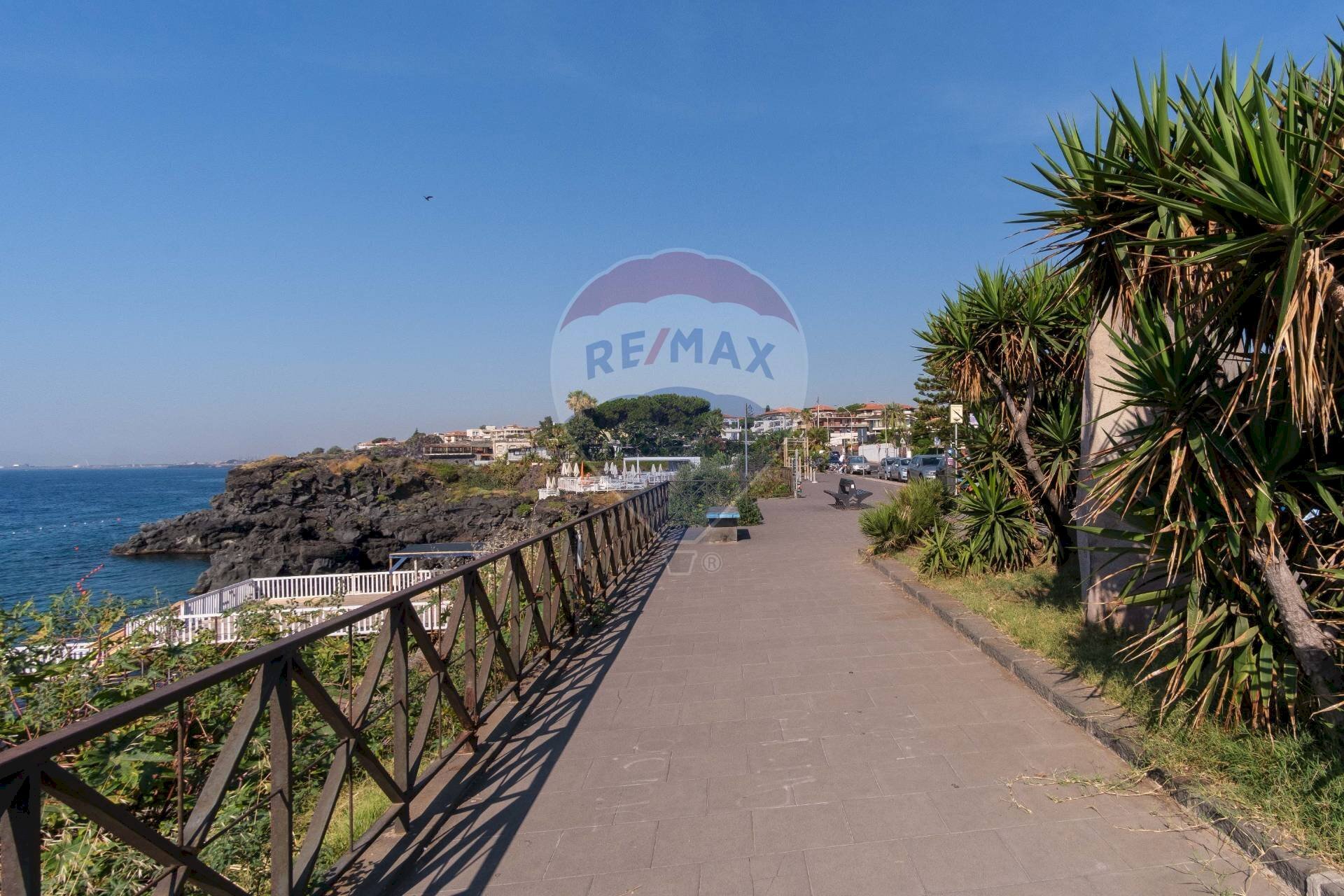 Vista dell\'acqua - Commercial Premises Via Antonello Da Messina
 
29, Aci Castello - photo 2