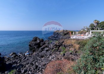 Vista dell\'acqua - Commercial Premises Via Antonello Da Messina
 
29, Aci Castello - photo 32