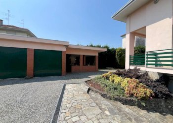 Cortile interno - Villa via Giuseppe Garibaldi, Vigliano Biellese - foto 11