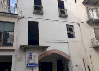 Stabile - Palazzo Piazza Giorgio Gandolfi, Ceva - foto 1