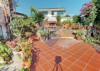 Parte deL giardino pavimentata - Villa a Schiera via Cupa DErcole
 
10, Caserta - foto 25