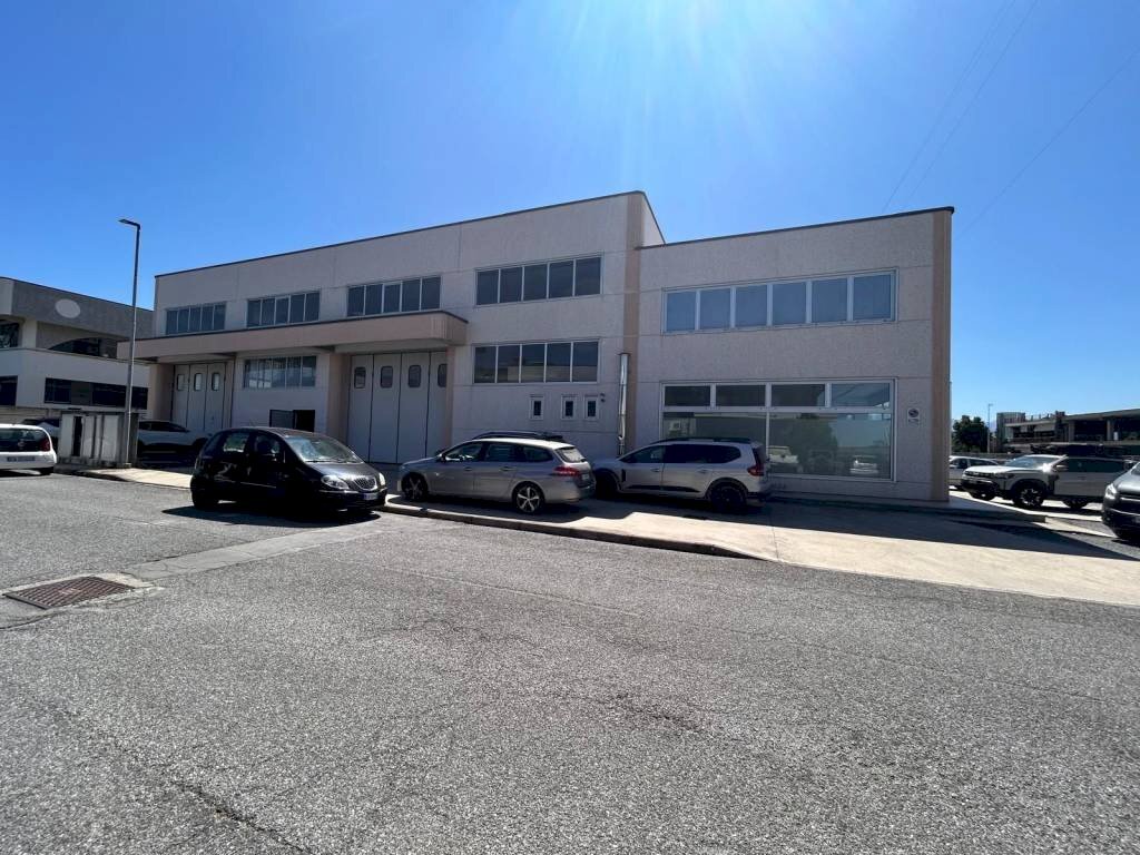 Facciata - Capannone via Maestri del Lavoro, 24, frazione Madonna dell'Olmo, Cuneo - foto 1