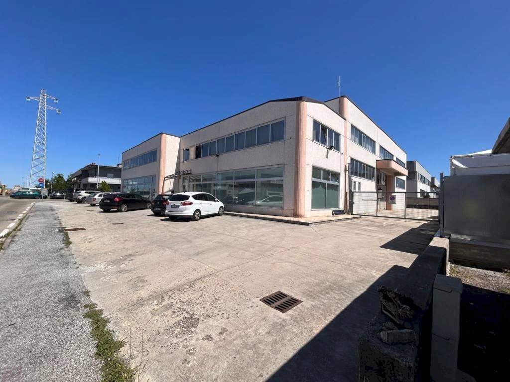 Facciata - Capannone via Maestri del Lavoro, 24, frazione Madonna dell'Olmo, Cuneo - foto 2