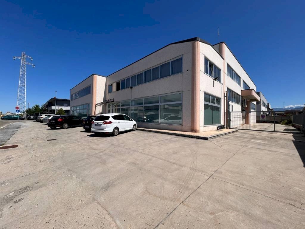 Facciata - Capannone via Maestri del Lavoro, 24, frazione Madonna dell'Olmo, Cuneo - foto 3