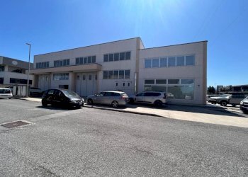 Facciata - Capannone via Maestri del Lavoro, 24, frazione Madonna dell'Olmo, Cuneo - foto 1