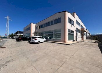 Facciata - Capannone via Maestri del Lavoro, 24, frazione Madonna dell'Olmo, Cuneo - foto 3