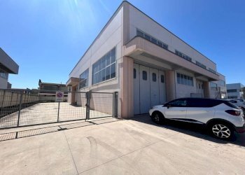 Facciata - Capannone via Maestri del Lavoro, 24, frazione Madonna dell'Olmo, Cuneo - foto 5